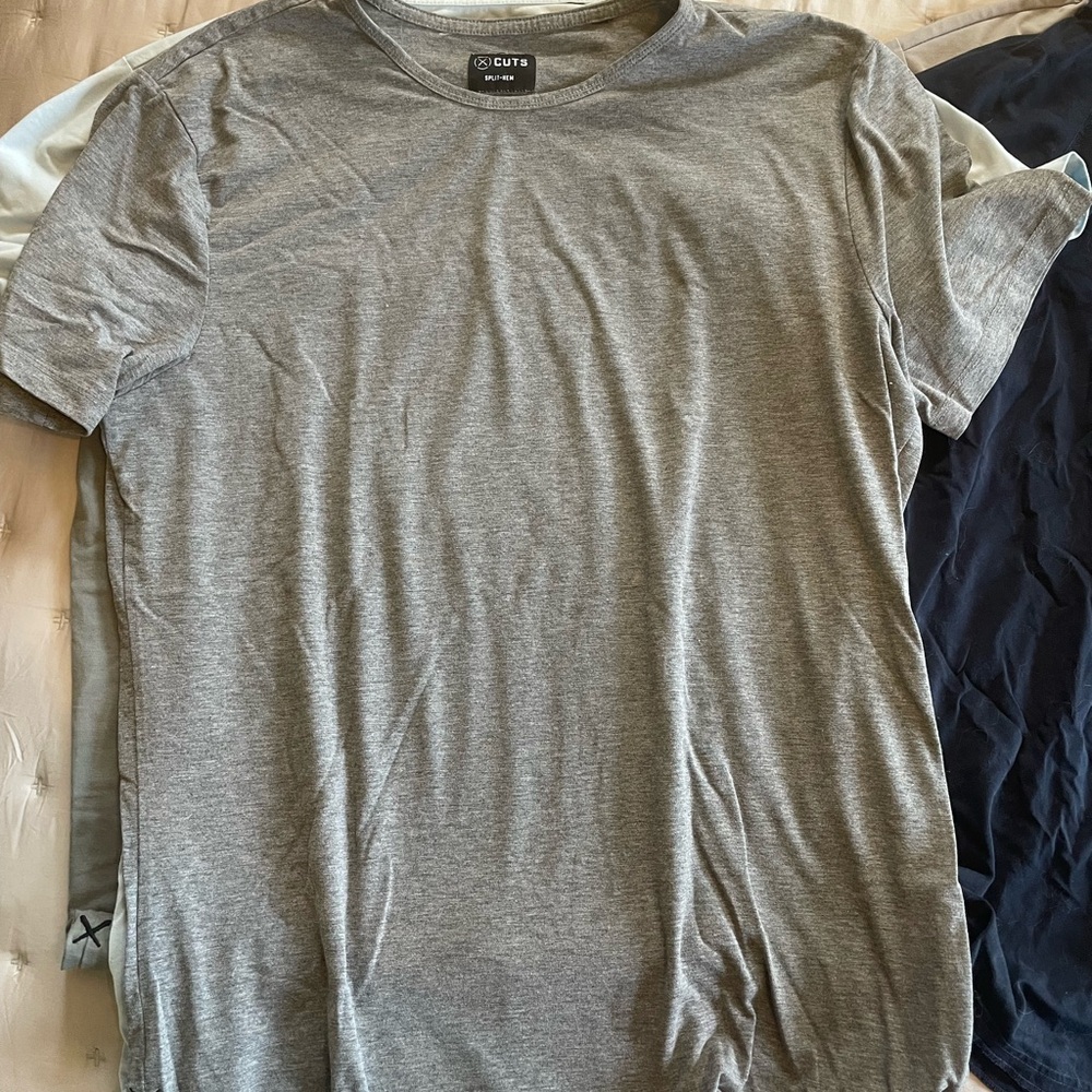 Cuts Men's Heather Gray split hem T-Shirt